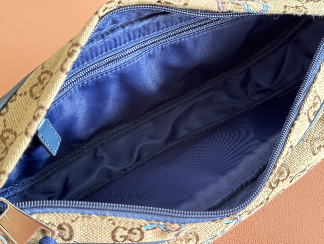 Gucci Model: 802096 Dimensions: 34 cm (width) x 15 cm (height) x 10 cm (depth) Weight: Approx. 0.5 kg Color: Snake-patterned apricot blue fabric