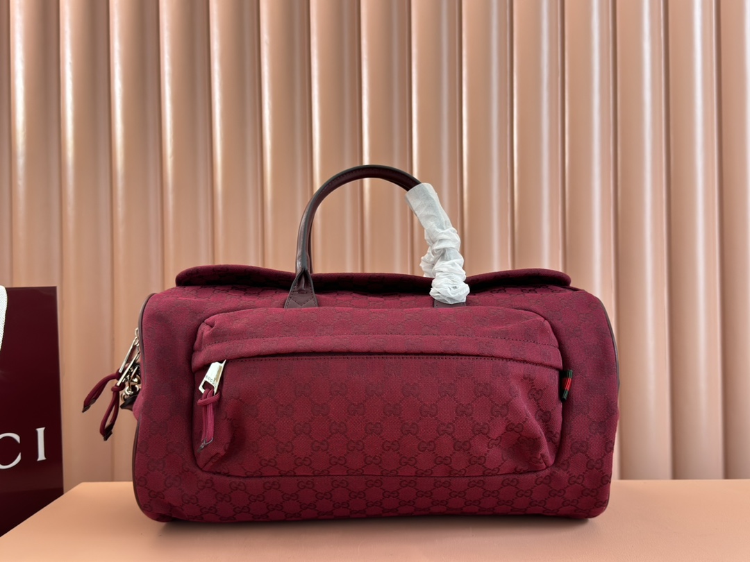 Gucci Medium GG Travel Bag Weight: Approx. 1.2 kg Model: 800185 Dimensions: 42 cm (L) x 22 cm (W) x 22 cm (H)