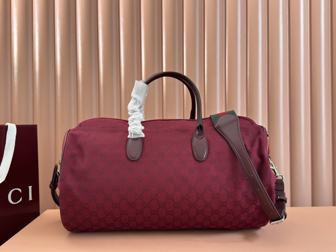 Gucci Medium GG Travel Bag Weight: Approx. 1.2 kg Model: 800185 Dimensions: 42 cm (L) x 22 cm (W) x 22 cm (H)