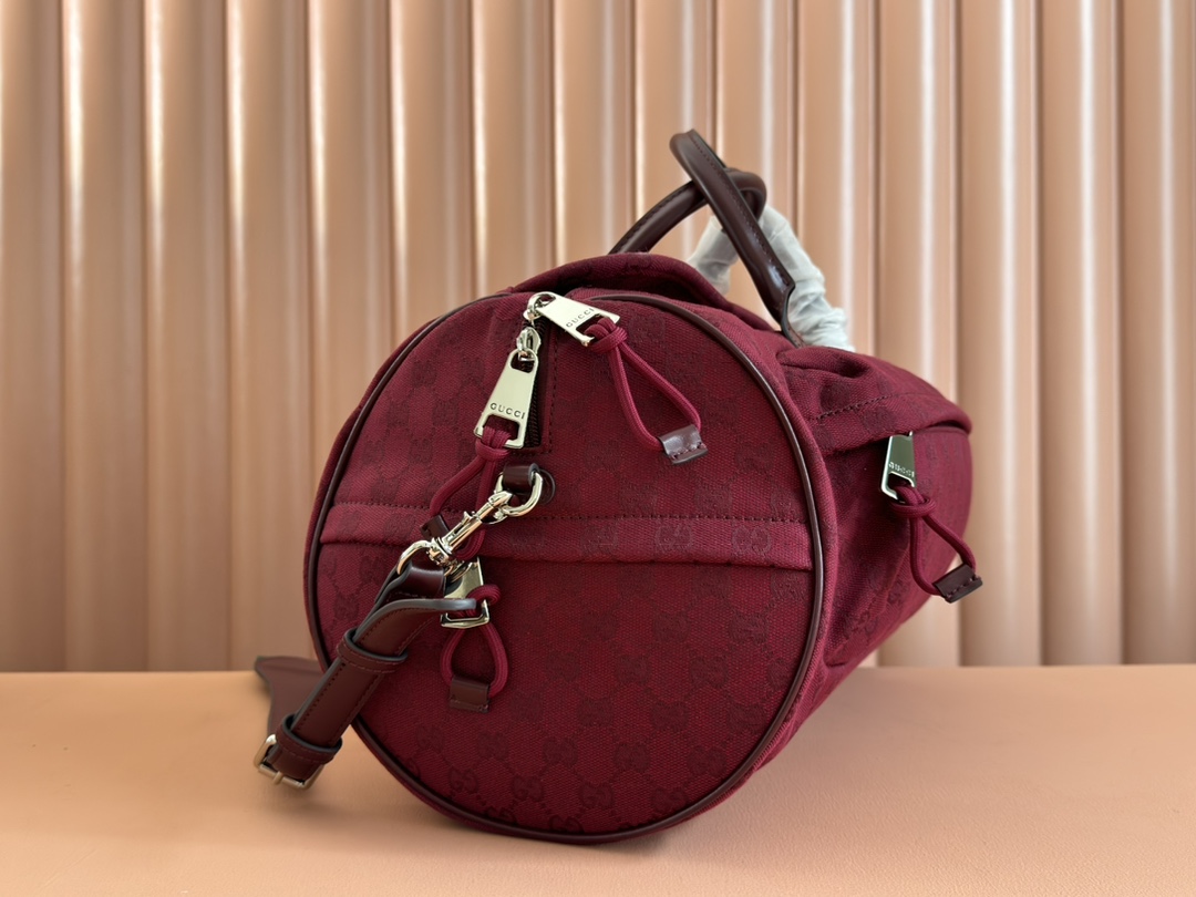Gucci Medium GG Travel Bag Weight: Approx. 1.2 kg Model: 800185 Dimensions: 42 cm (L) x 22 cm (W) x 22 cm (H)