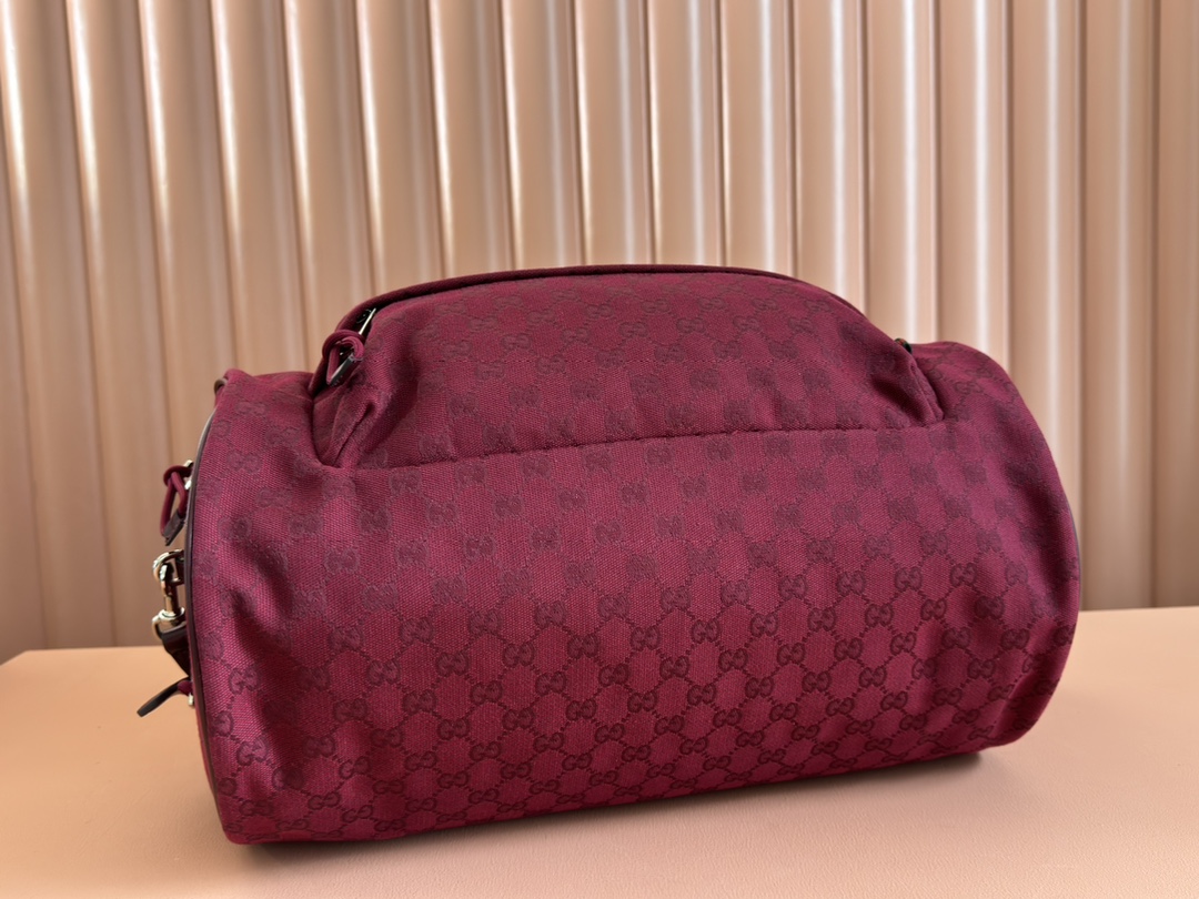 Gucci Medium GG Travel Bag Weight: Approx. 1.2 kg Model: 800185 Dimensions: 42 cm (L) x 22 cm (W) x 22 cm (H)