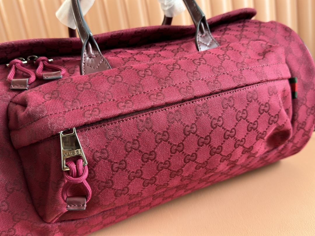 Gucci Medium GG Travel Bag Weight: Approx. 1.2 kg Model: 800185 Dimensions: 42 cm (L) x 22 cm (W) x 22 cm (H)