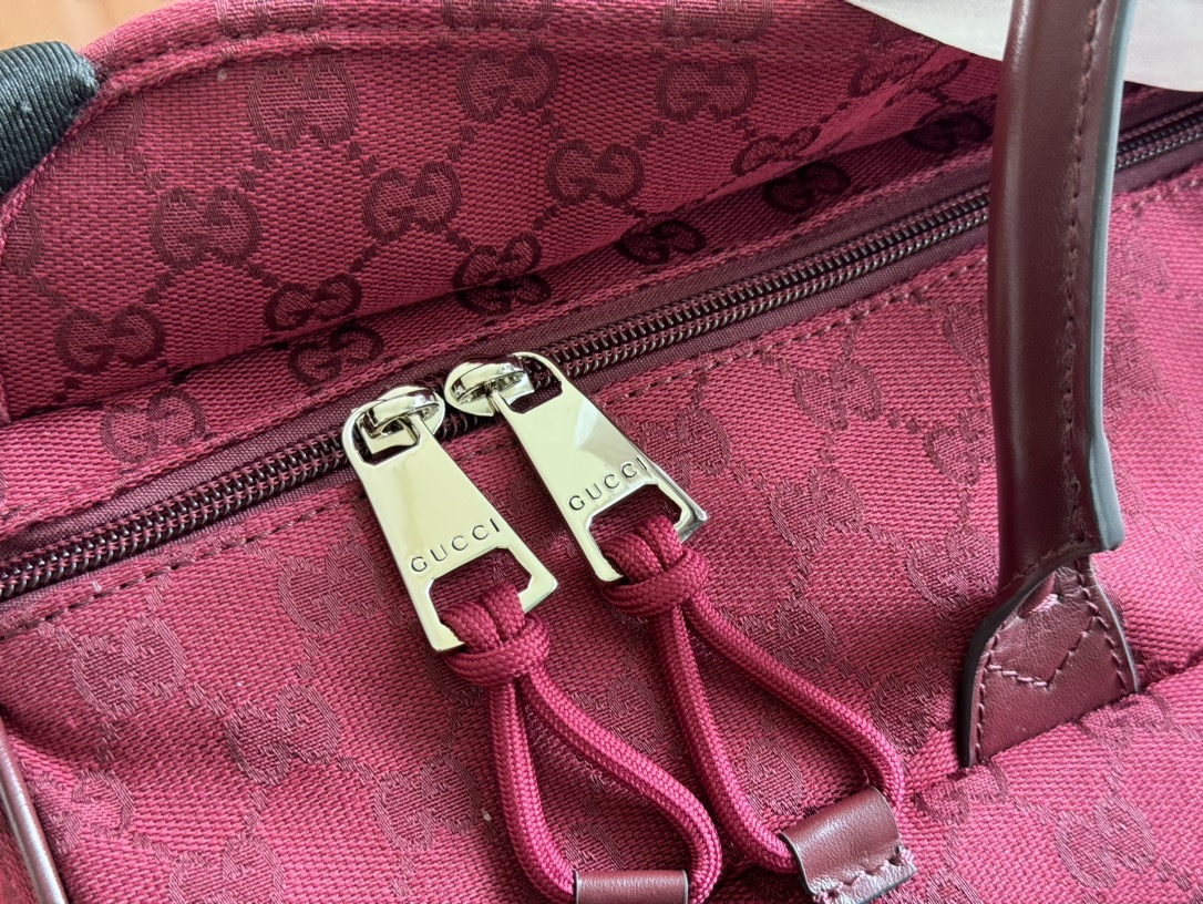 Gucci Medium GG Travel Bag Weight: Approx. 1.2 kg Model: 800185 Dimensions: 42 cm (L) x 22 cm (W) x 22 cm (H)