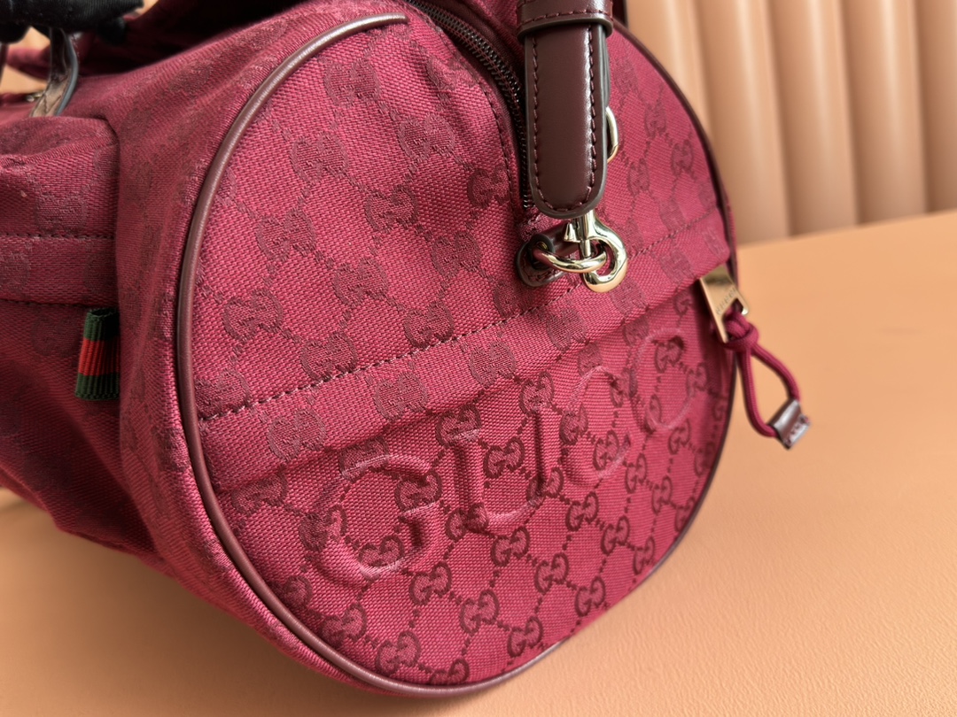 Gucci Medium GG Travel Bag Weight: Approx. 1.2 kg Model: 800185 Dimensions: 42 cm (L) x 22 cm (W) x 22 cm (H)
