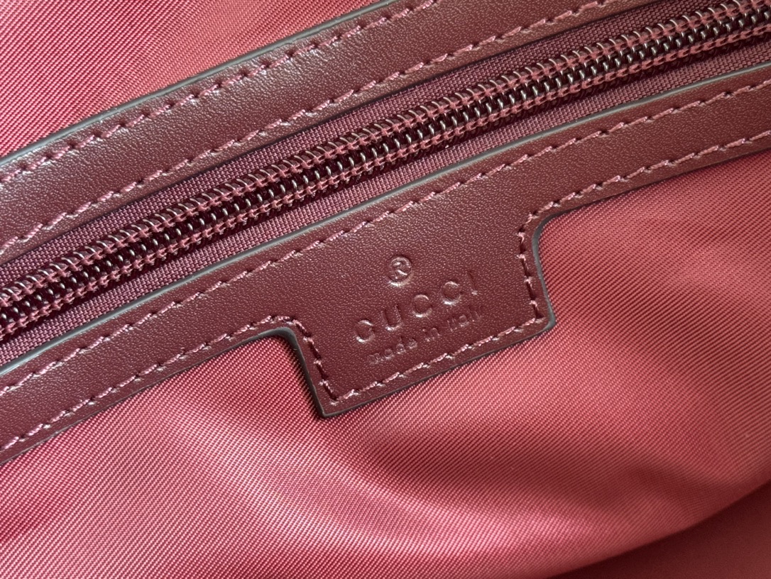 Gucci Medium GG Travel Bag Weight: Approx. 1.2 kg Model: 800185 Dimensions: 42 cm (L) x 22 cm (W) x 22 cm (H)