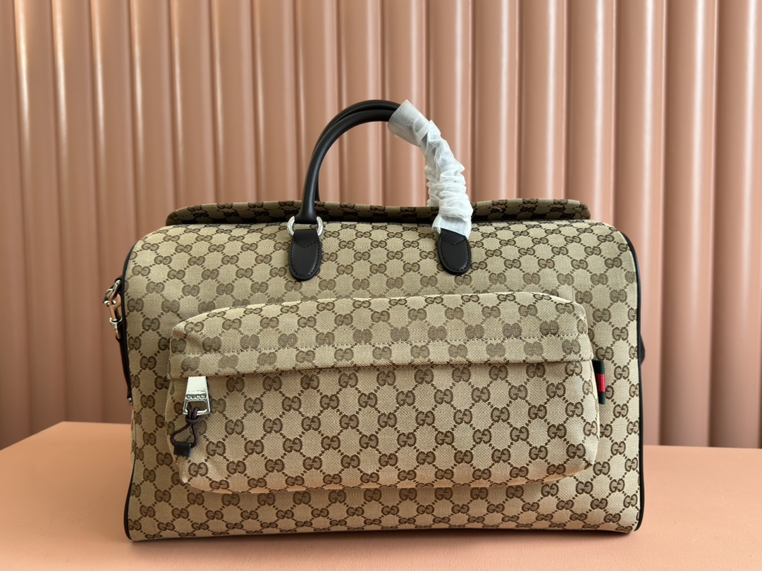 Gucci The Fall/Winter Men's Collection's classic travel piece vividly showcases a sporty style. Model 802095 Dimensions 45x28x24cm