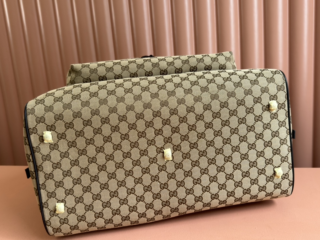 Gucci The Fall/Winter Men's Collection's classic travel piece vividly showcases a sporty style. Model 802095 Dimensions 45x28x24cm