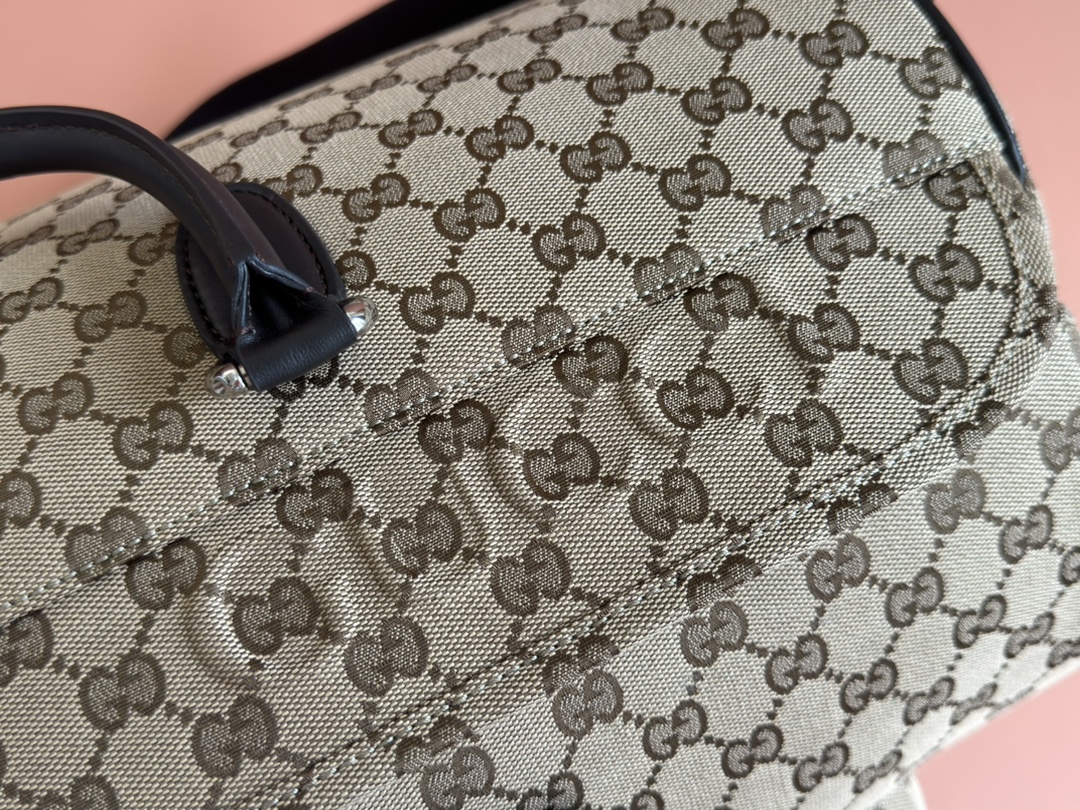 Gucci The Fall/Winter Men's Collection's classic travel piece vividly showcases a sporty style. Model 802095 Dimensions 45x28x24cm