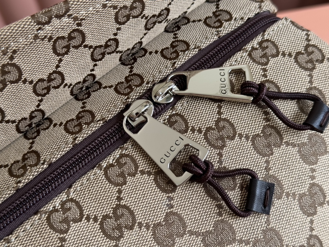 Gucci The Fall/Winter Men's Collection's classic travel piece vividly showcases a sporty style. Model 802095 Dimensions 45x28x24cm