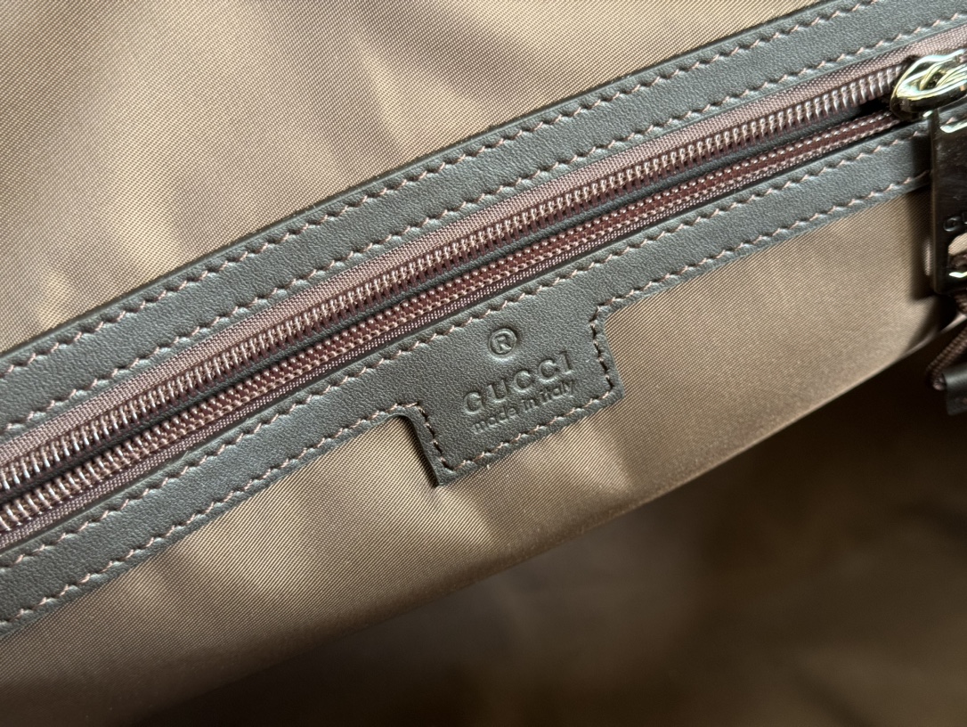 Gucci The Fall/Winter Men's Collection's classic travel piece vividly showcases a sporty style. Model 802095 Dimensions 45x28x24cm