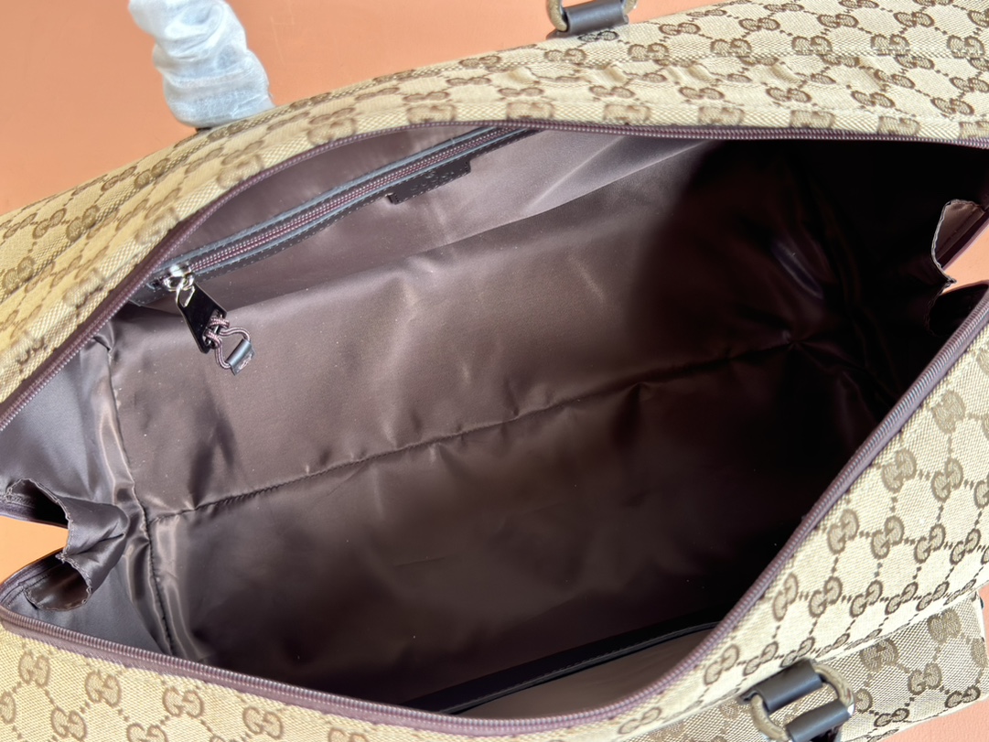 Gucci The Fall/Winter Men's Collection's classic travel piece vividly showcases a sporty style. Model 802095 Dimensions 45x28x24cm