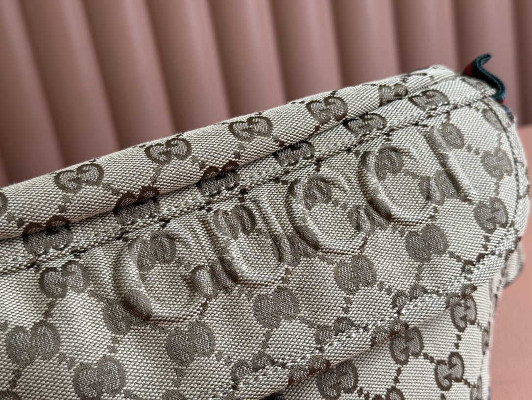 Gucci Small GG Crossbody Bag Weight: Approx. 0.5 kg Model: 804262 Dimensions: 32 cm (L) x 17 cm (W) x 5 cm (H) Color: Apricot Brown Leather