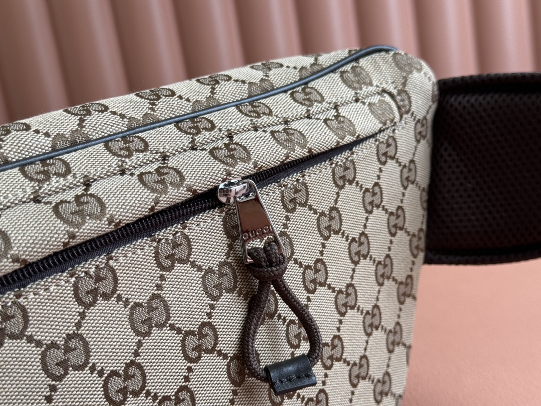 Gucci Small GG Crossbody Bag Weight: Approx. 0.5 kg Model: 804262 Dimensions: 32 cm (L) x 17 cm (W) x 5 cm (H) Color: Apricot Brown Leather