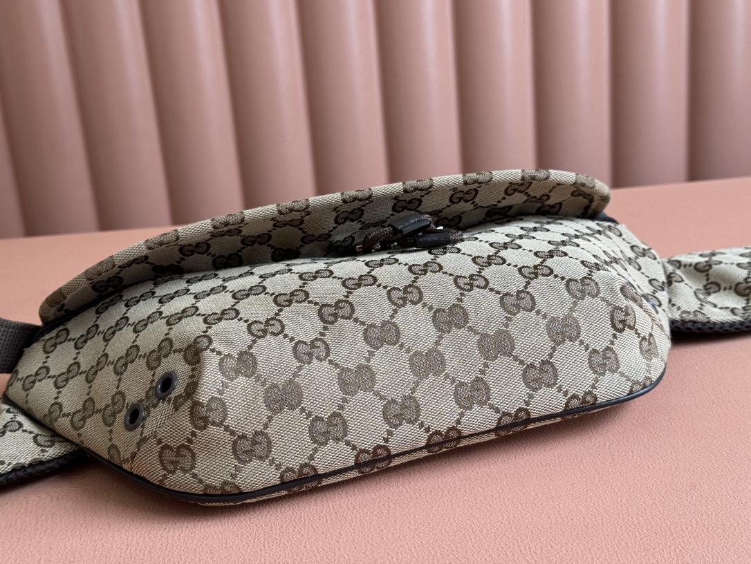 Gucci Small GG Crossbody Bag Weight: Approx. 0.5 kg Model: 804262 Dimensions: 32 cm (L) x 17 cm (W) x 5 cm (H) Color: Apricot Brown Leather