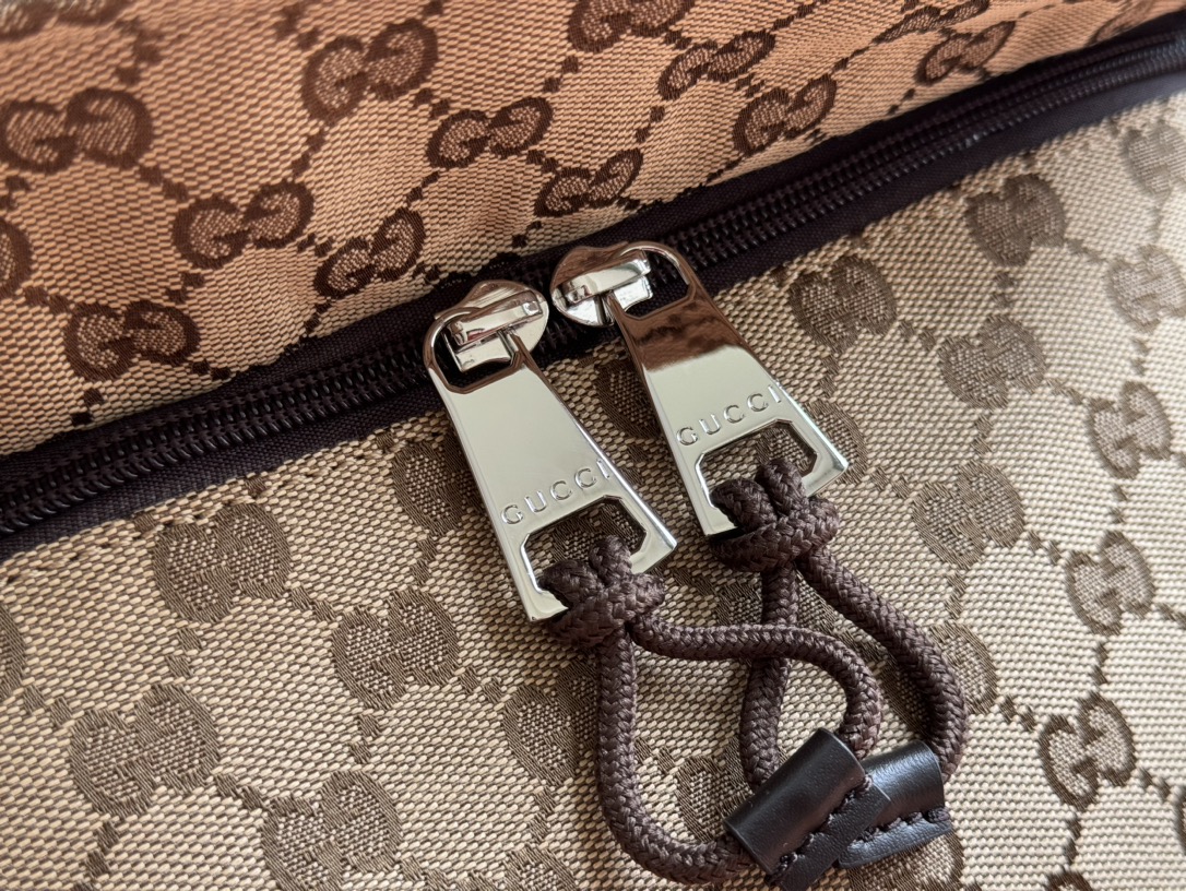 Gucci Small GG Crossbody Bag Weight: Approx. 0.5 kg Model: 804262 Dimensions: 32 cm (L) x 17 cm (W) x 5 cm (H) Color: Apricot Brown Leather