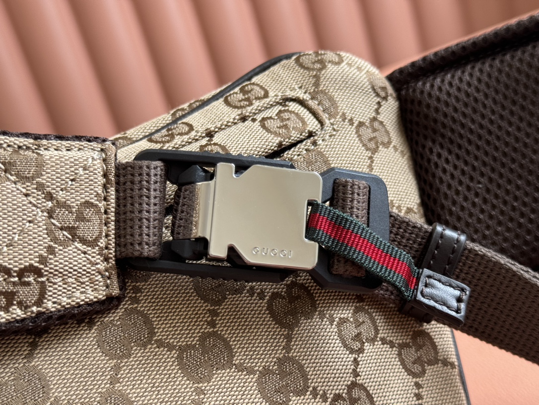 Gucci Small GG Crossbody Bag Weight: Approx. 0.5 kg Model: 804262 Dimensions: 32 cm (L) x 17 cm (W) x 5 cm (H) Color: Apricot Brown Leather