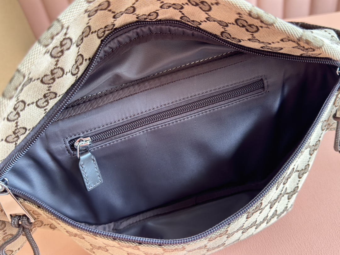 Gucci Small GG Crossbody Bag Weight: Approx. 0.5 kg Model: 804262 Dimensions: 32 cm (L) x 17 cm (W) x 5 cm (H) Color: Apricot Brown Leather