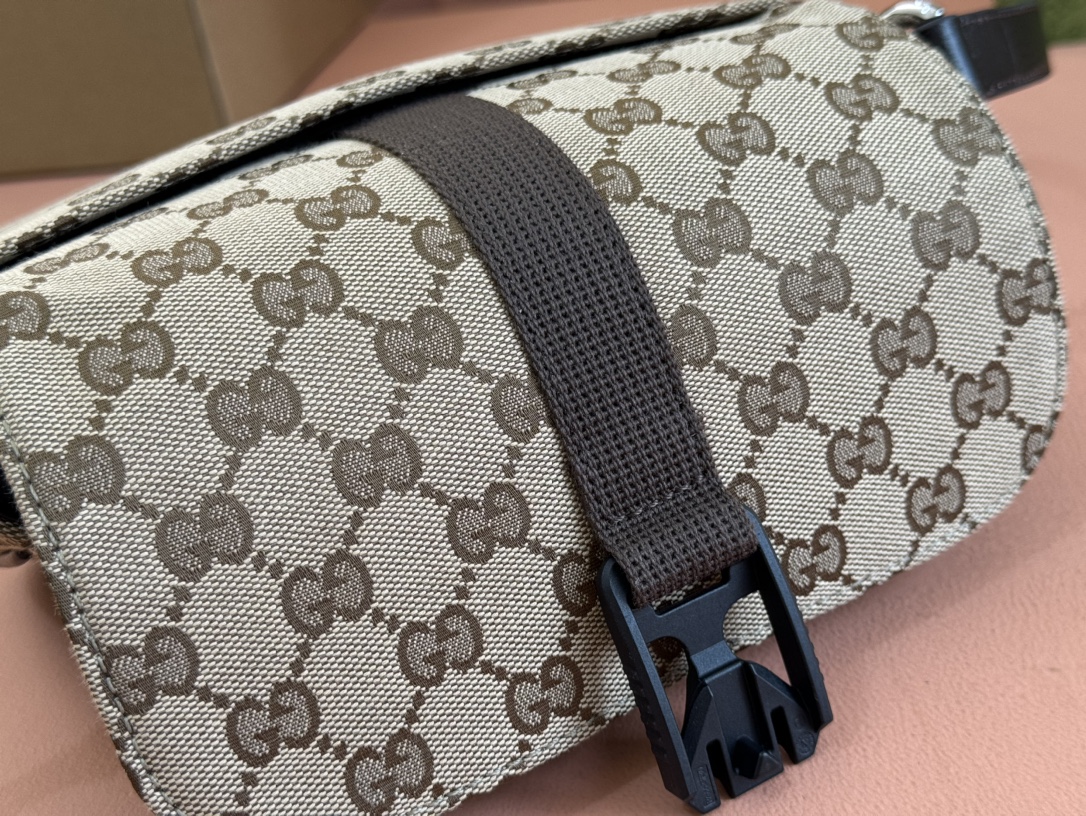 Gucci Mini GG Crossbody Bag 802100 Mini Dimensions: 20 cm (W) x 14 cm (H) x 6.5 cm (D) Weight: Approx. 0.436 kg