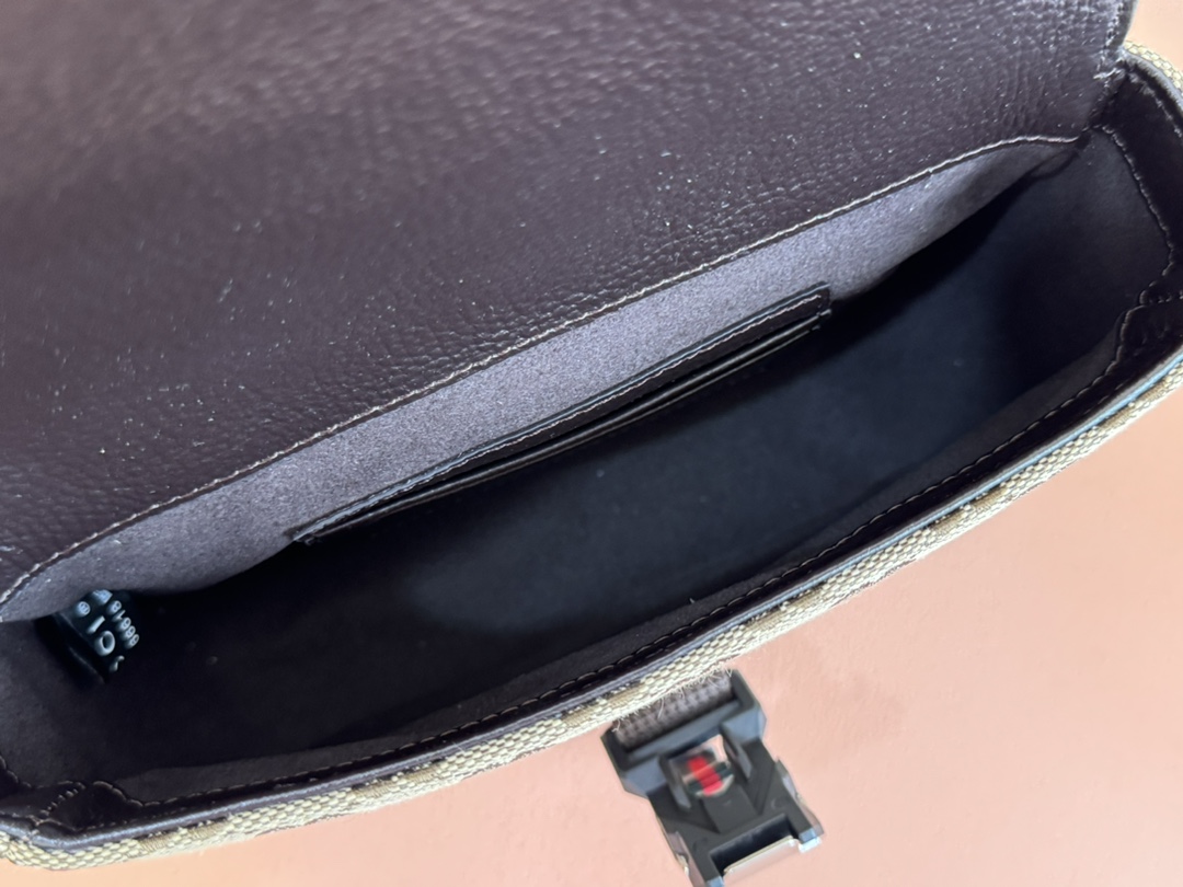 Gucci Mini GG Crossbody Bag 802100 Mini Dimensions: 20 cm (W) x 14 cm (H) x 6.5 cm (D) Weight: Approx. 0.436 kg