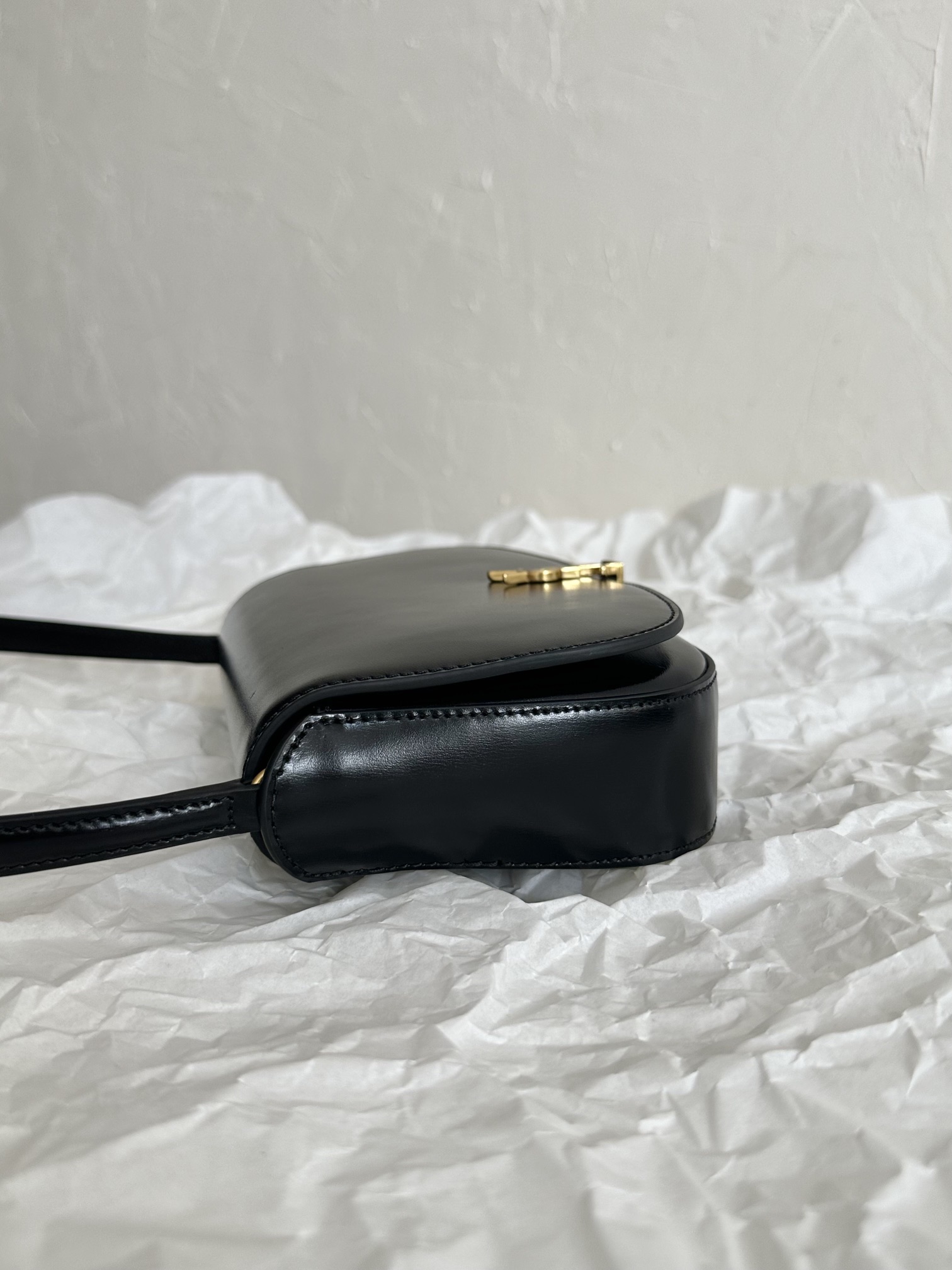 YSL Voltaire Underarm Bag Black Gold   779642m Dimensions: 21×11×4.5cm