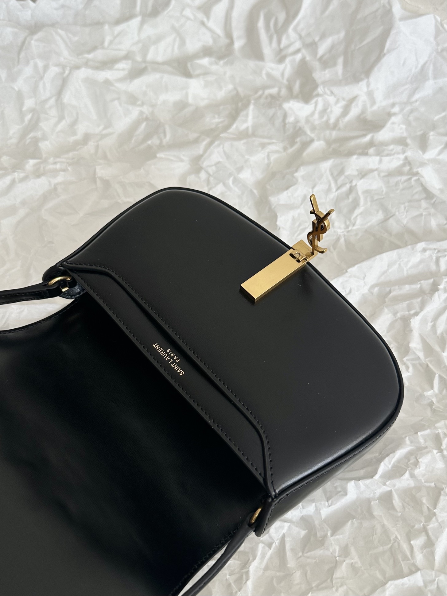 YSL Voltaire Underarm Bag Black Gold   779642m Dimensions: 21×11×4.5cm