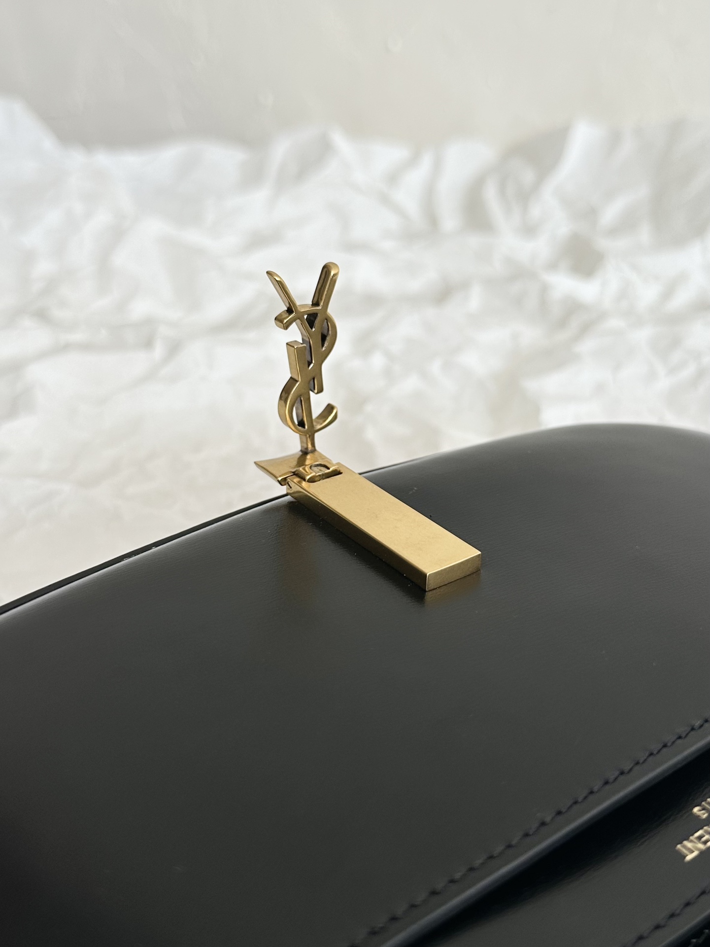 YSL Voltaire Underarm Bag Black Gold   779642m Dimensions: 21×11×4.5cm