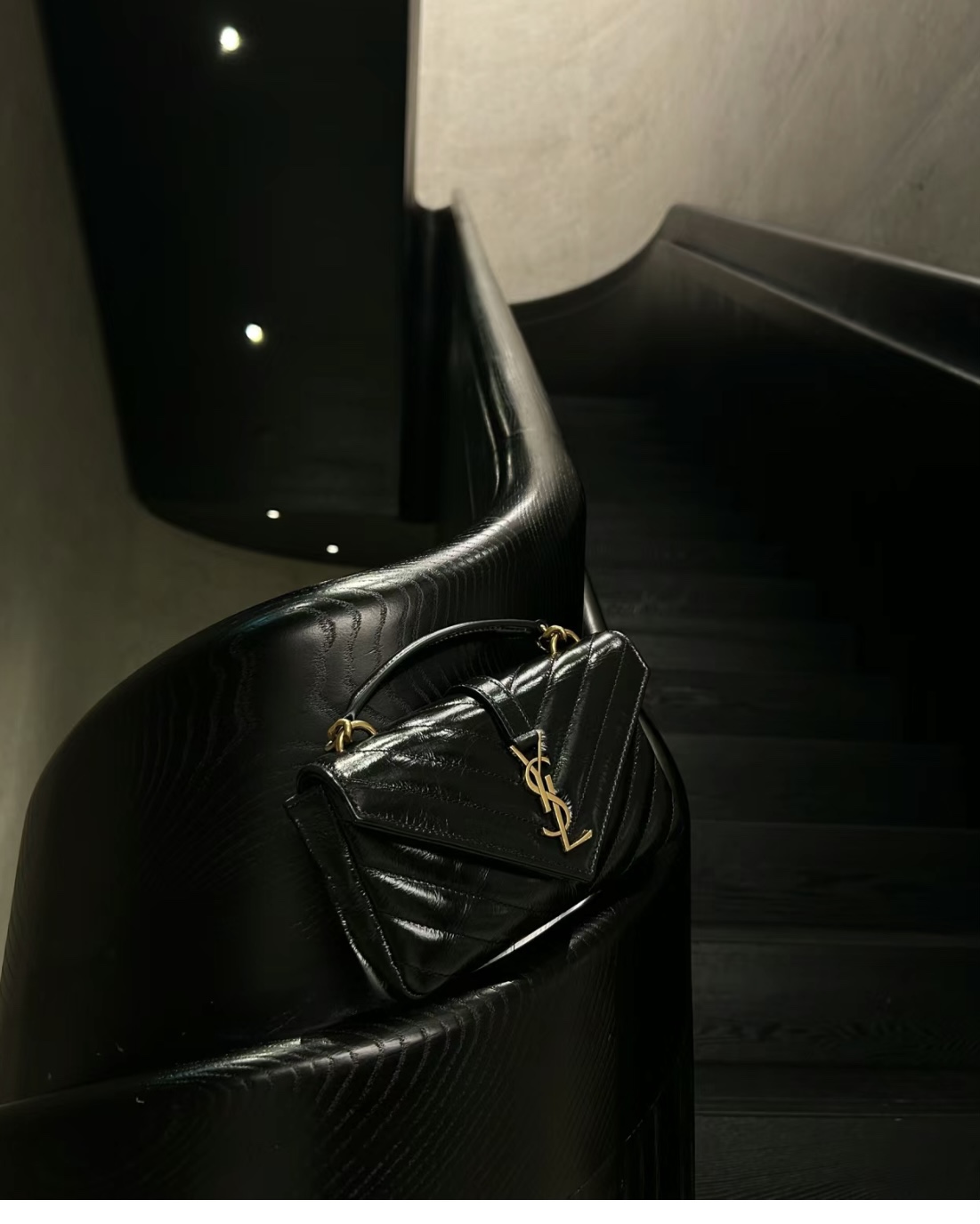 YSL    Mini College Oil-Waxed Leather Chain Messenger Bag 779430m Dimensions: 20x13x3cm