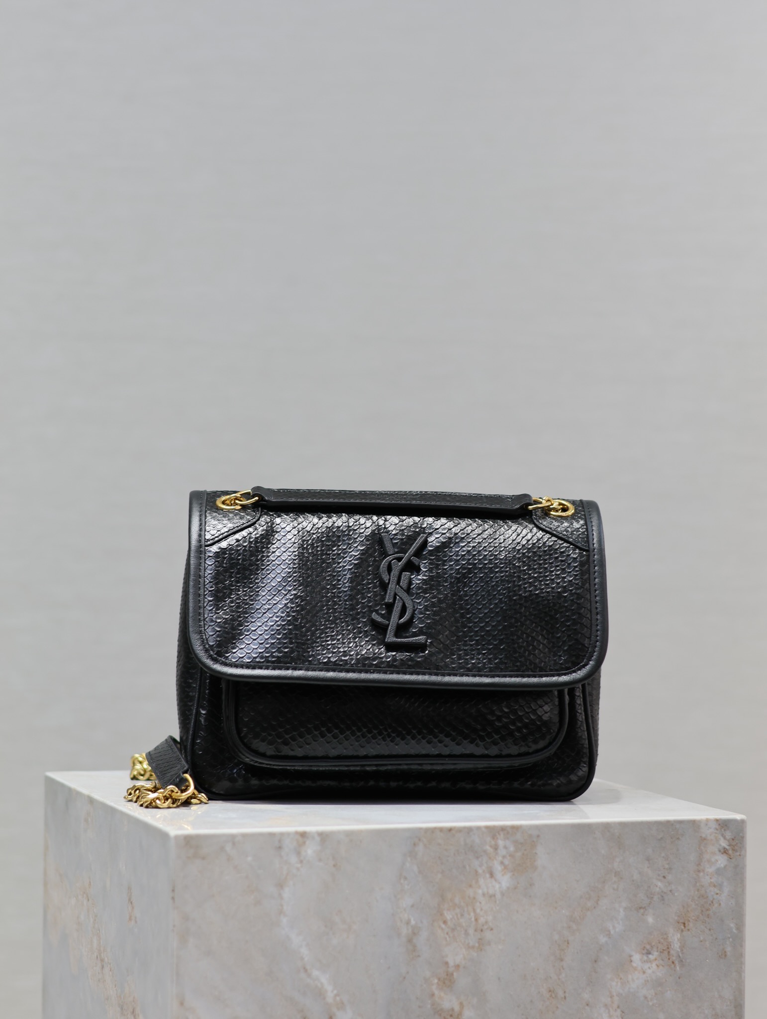 YSL Niki 22cm Black Snake-Print Calfskin with Gold Buckle Style Number: 633151 Dimensions: 22 × 16.5 × 12 cm
