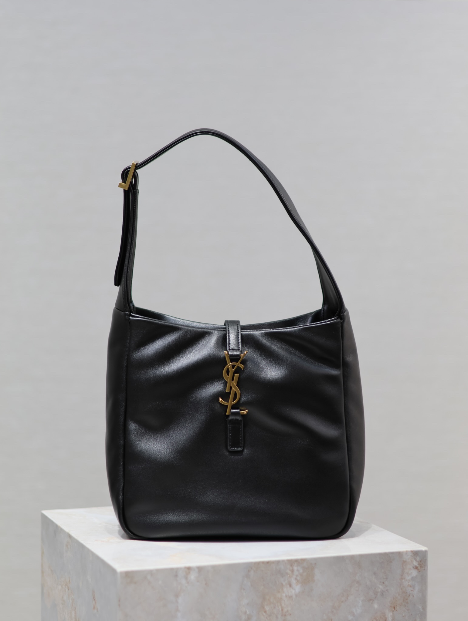 YSL Black Lambskin_Bestseller LE 5A7 Underarm Bag Model: 713938 Dimensions: 23×22×8.5cm