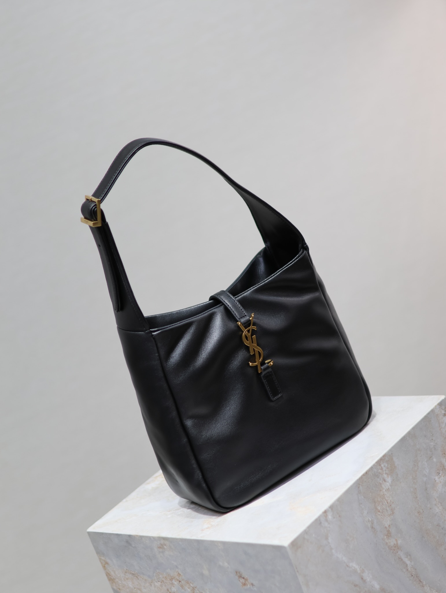 YSL Black Lambskin_Bestseller LE 5A7 Underarm Bag Model: 713938 Dimensions: 23×22×8.5cm