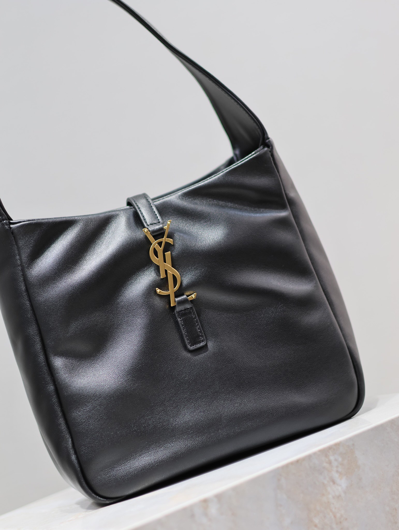 YSL Black Lambskin_Bestseller LE 5A7 Underarm Bag Model: 713938 Dimensions: 23×22×8.5cm