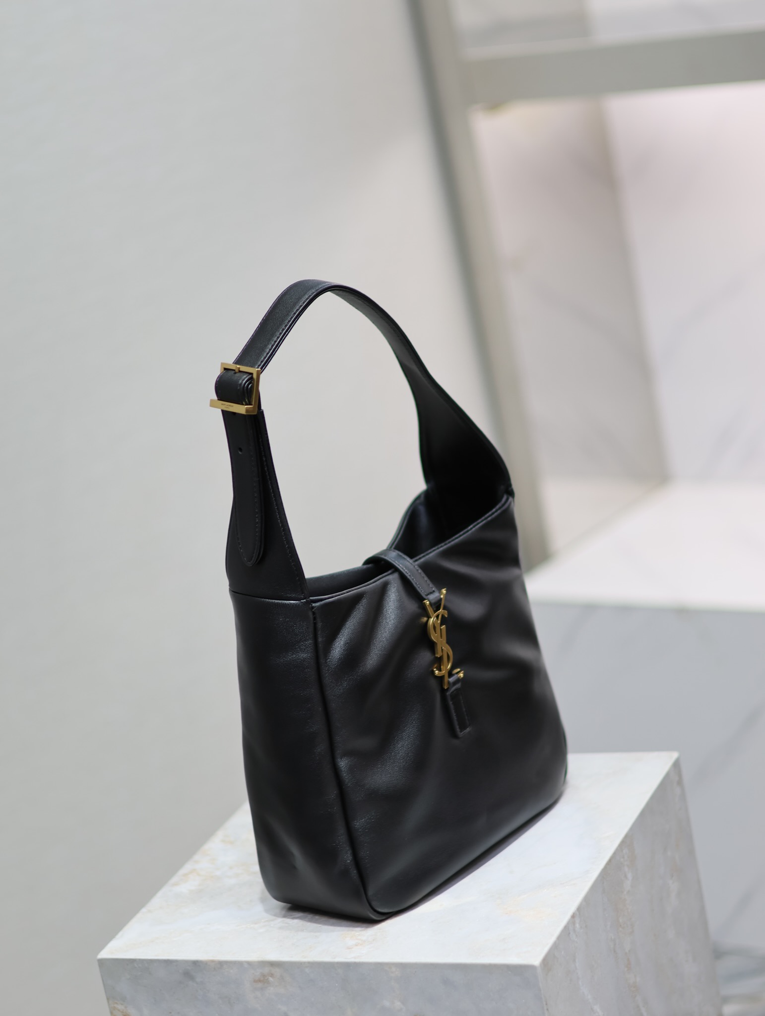 YSL Black Lambskin_Bestseller LE 5A7 Underarm Bag Model: 713938 Dimensions: 23×22×8.5cm