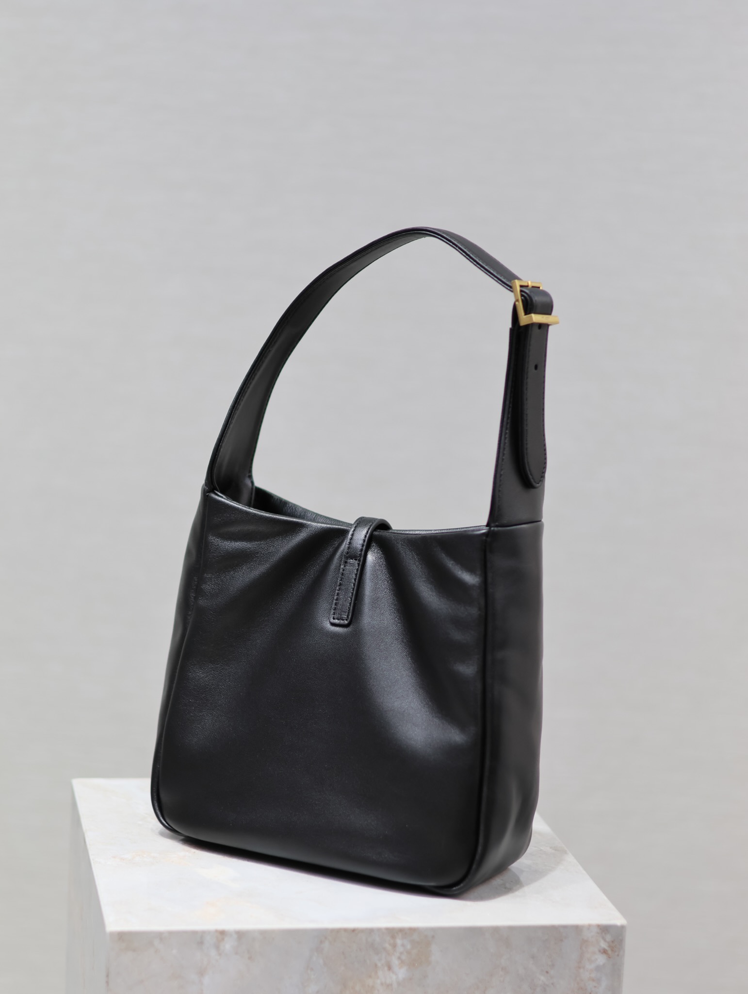 YSL Black Lambskin_Bestseller LE 5A7 Underarm Bag Model: 713938 Dimensions: 23×22×8.5cm