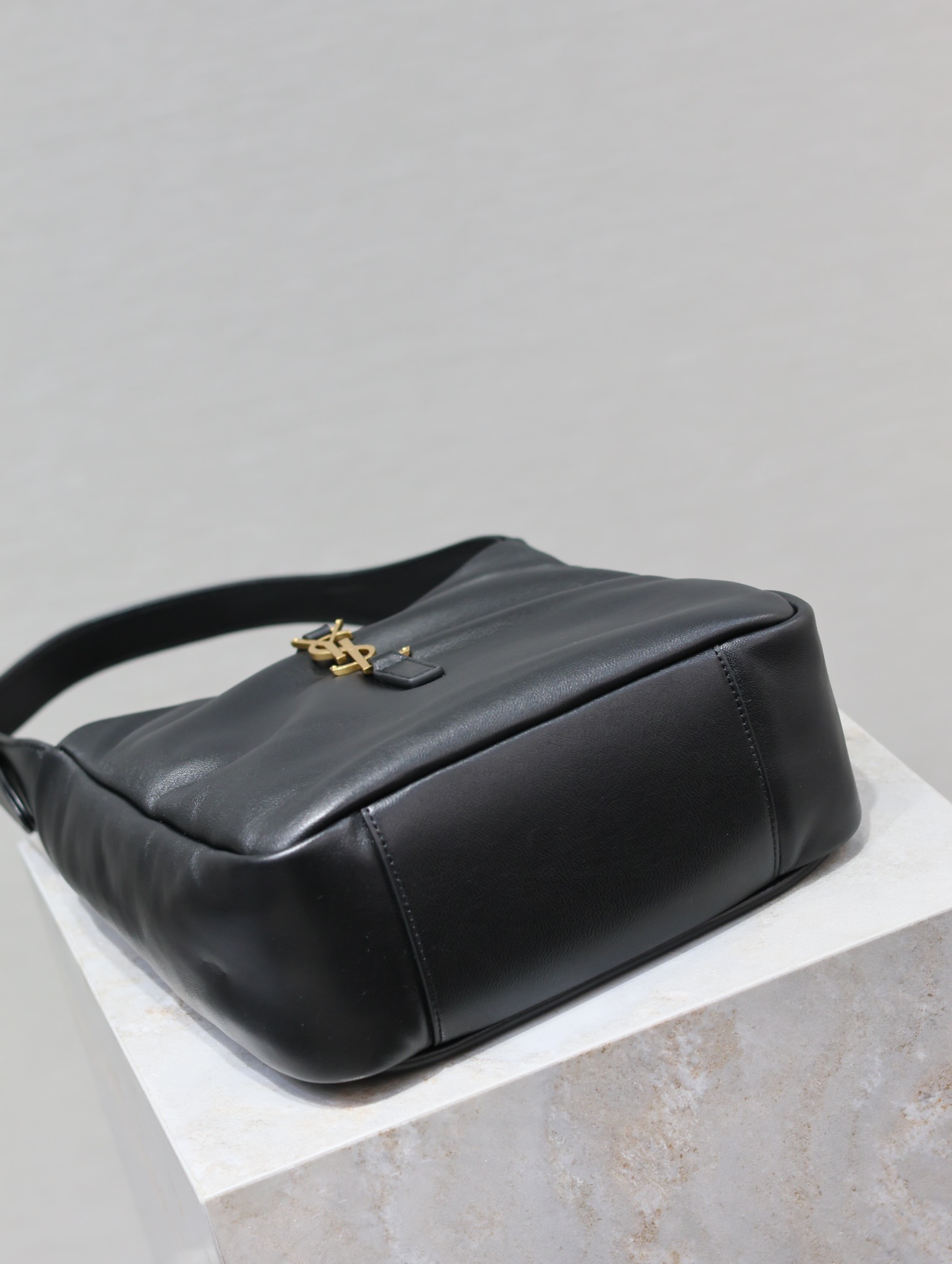 YSL Black Lambskin_Bestseller LE 5A7 Underarm Bag Model: 713938 Dimensions: 23×22×8.5cm