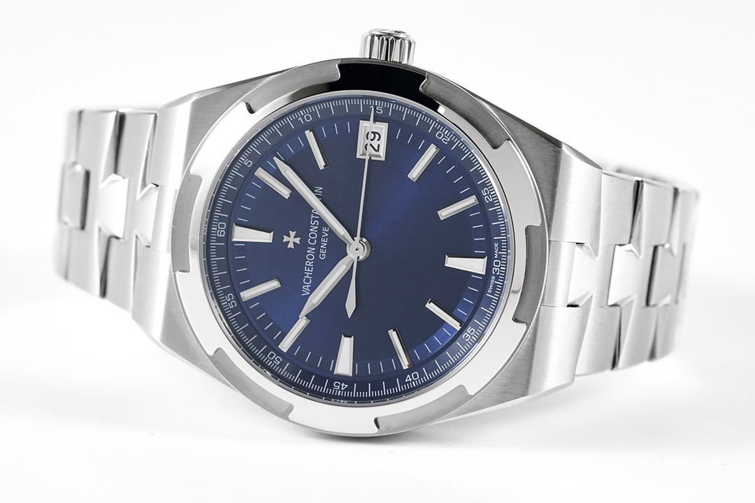 Vacheron Constantin Overseas Collection 41mm｜Stainless Steel Case Sapphire Crystal Dial/Sapphire Case Back Caliber 5100 Automatic Movement (28,800 Vibrations per Hour) Stainless Steel Buckle 150m Water Resistance Interchangeable Strap System (Steel/Buckle