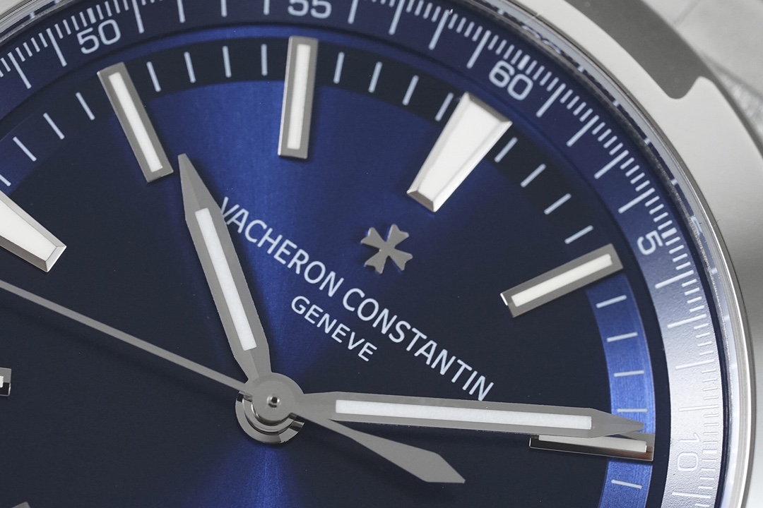 Vacheron Constantin Overseas Collection 41mm｜Stainless Steel Case Sapphire Crystal Dial/Sapphire Case Back Caliber 5100 Automatic Movement (28,800 Vibrations per Hour) Stainless Steel Buckle 150m Water Resistance Interchangeable Strap System (Steel/Buckle