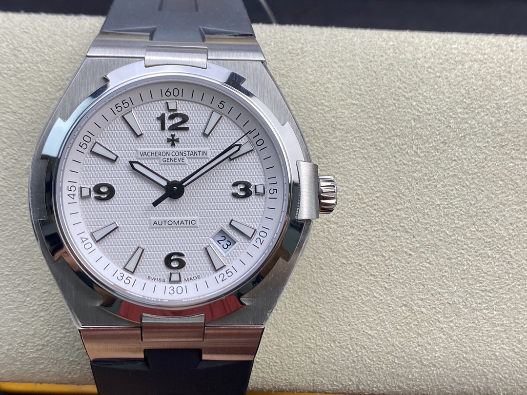 Vacheron Constantin Overseas Collection 42mm×9.7mm｜8F Production Stainless Steel Case Three-Hand Date Dial Imported Movement Case Back Engraved with Sailboat Pattern Stainless Steel Buckle Sapphire Crystal