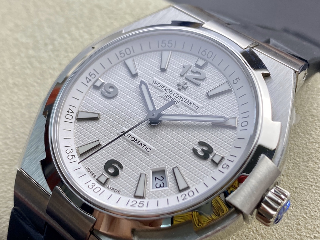 Vacheron Constantin Overseas Collection 42mm×9.7mm｜8F Production Stainless Steel Case Three-Hand Date Dial Imported Movement Case Back Engraved with Sailboat Pattern Stainless Steel Buckle Sapphire Crystal