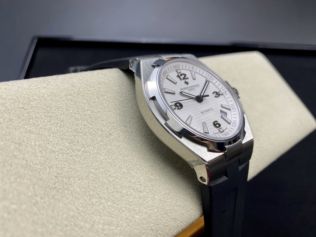 Vacheron Constantin Overseas Collection 42mm×9.7mm｜8F Production Stainless Steel Case Three-Hand Date Dial Imported Movement Case Back Engraved with Sailboat Pattern Stainless Steel Buckle Sapphire Crystal