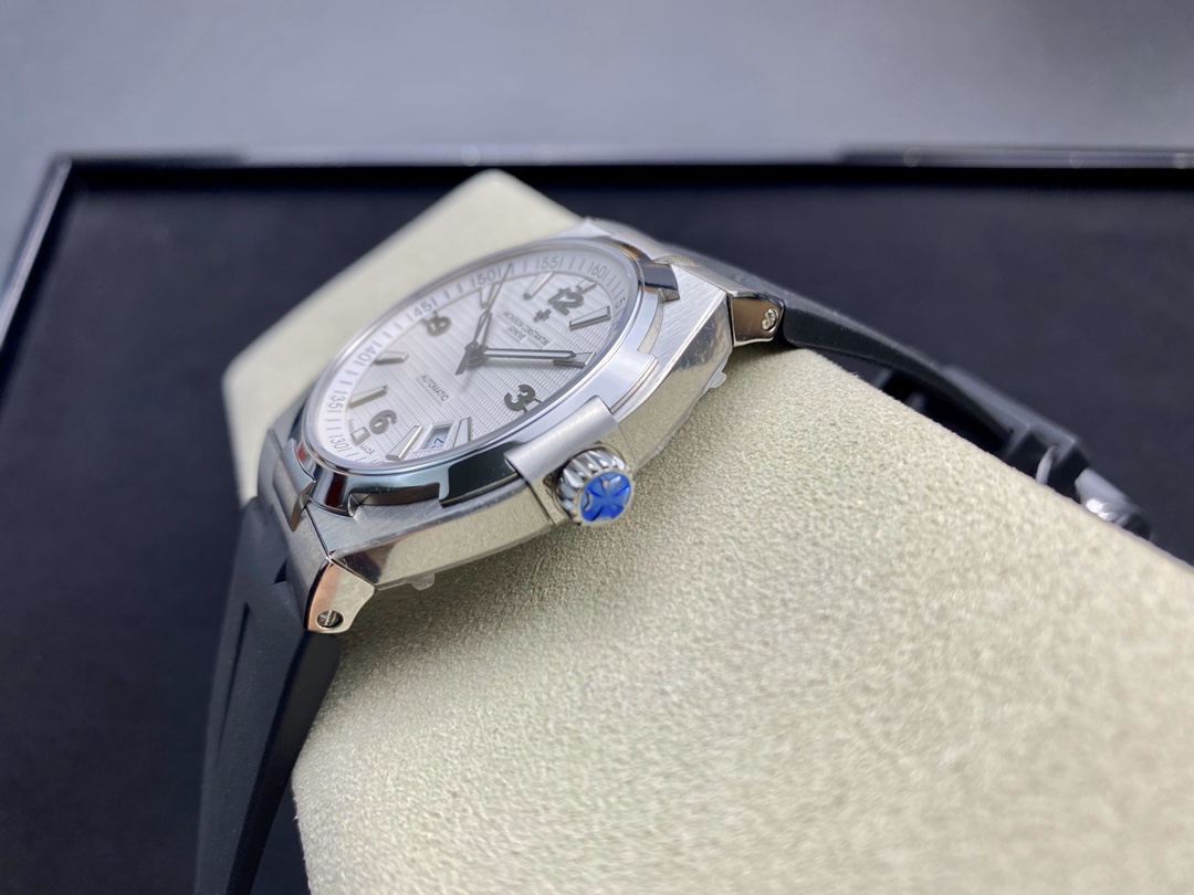 Vacheron Constantin Overseas Collection 42mm×9.7mm｜8F Production Stainless Steel Case Three-Hand Date Dial Imported Movement Case Back Engraved with Sailboat Pattern Stainless Steel Buckle Sapphire Crystal