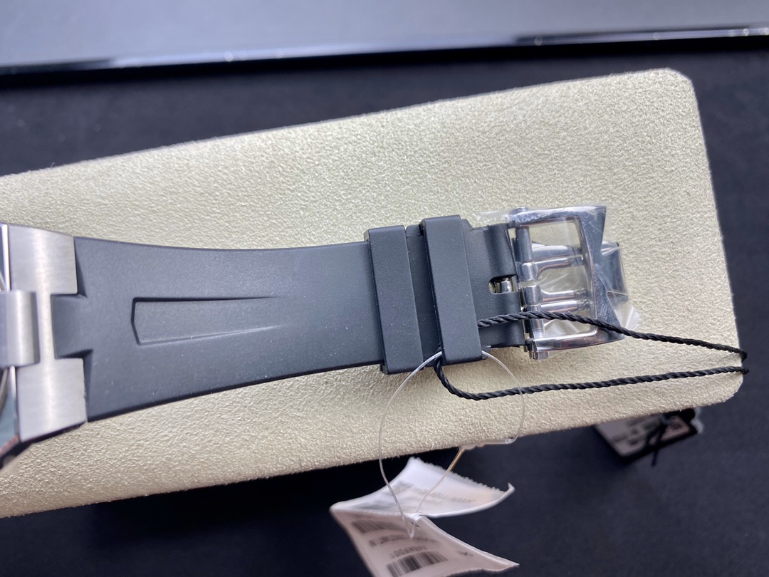 Vacheron Constantin Overseas Collection 42mm×9.7mm｜8F Production Stainless Steel Case Three-Hand Date Dial Imported Movement Case Back Engraved with Sailboat Pattern Stainless Steel Buckle Sapphire Crystal