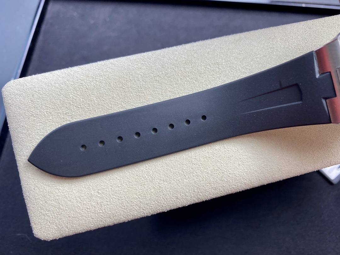 Vacheron Constantin Overseas Collection 42mm×9.7mm｜8F Production Stainless Steel Case Three-Hand Date Dial Imported Movement Case Back Engraved with Sailboat Pattern Stainless Steel Buckle Sapphire Crystal