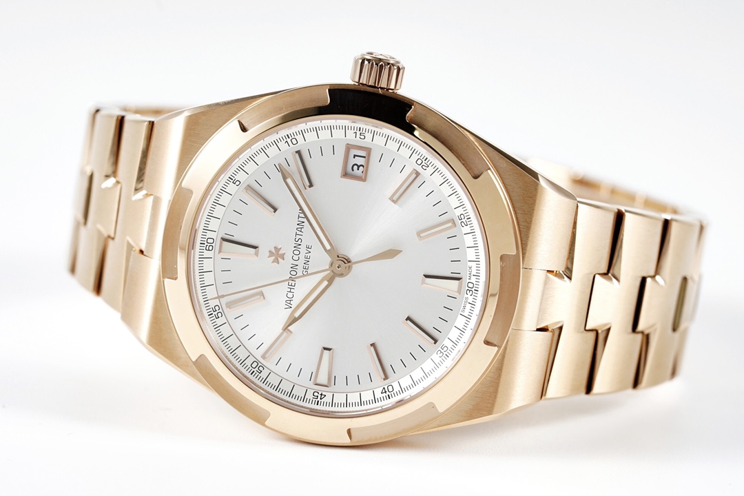 Vacheron Constantin Overseas - 18K Rose Gold, Rubber Strap, Date Display, Silver Dial Case Diameter 41mm