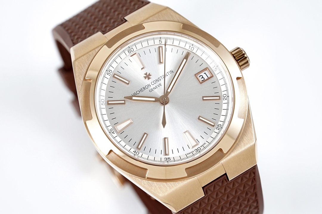 Vacheron Constantin Overseas - 18K Rose Gold, Rubber Strap, Date Display, Silver Dial Case Diameter 41mm