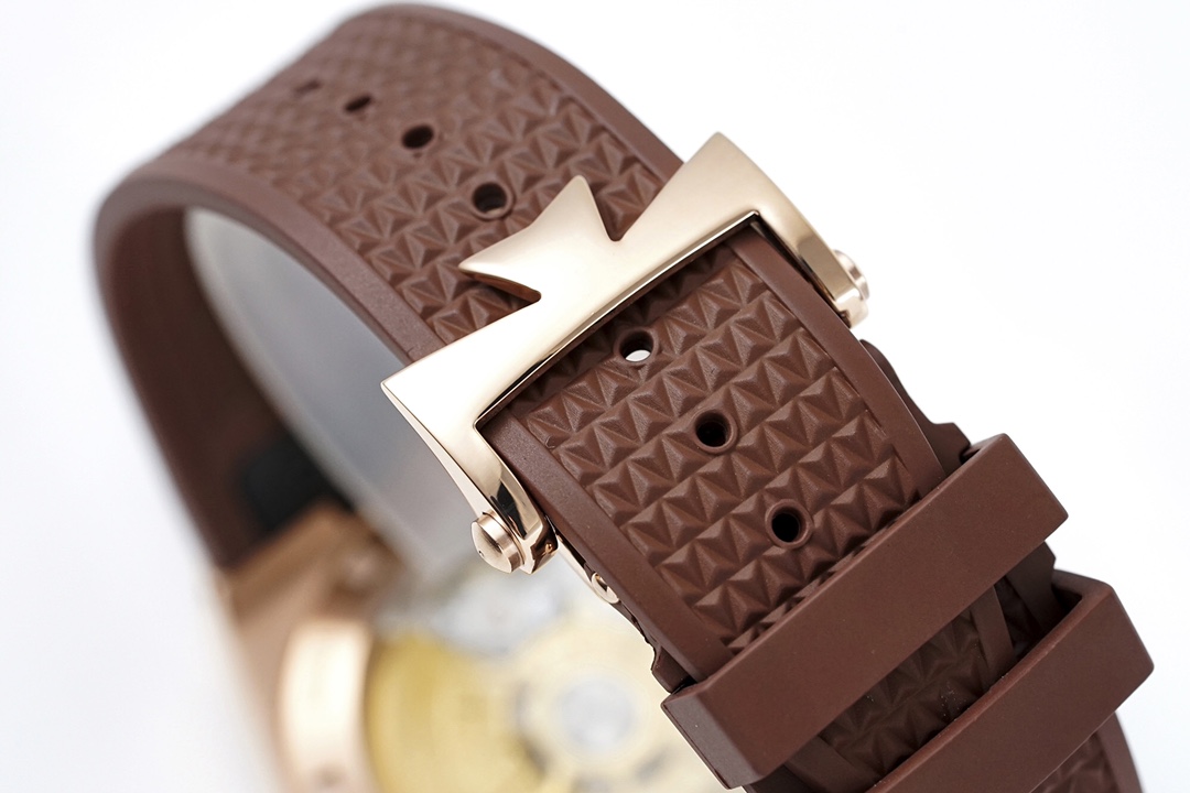 Vacheron Constantin Overseas - 18K Rose Gold, Rubber Strap, Date Display, Silver Dial Case Diameter 41mm