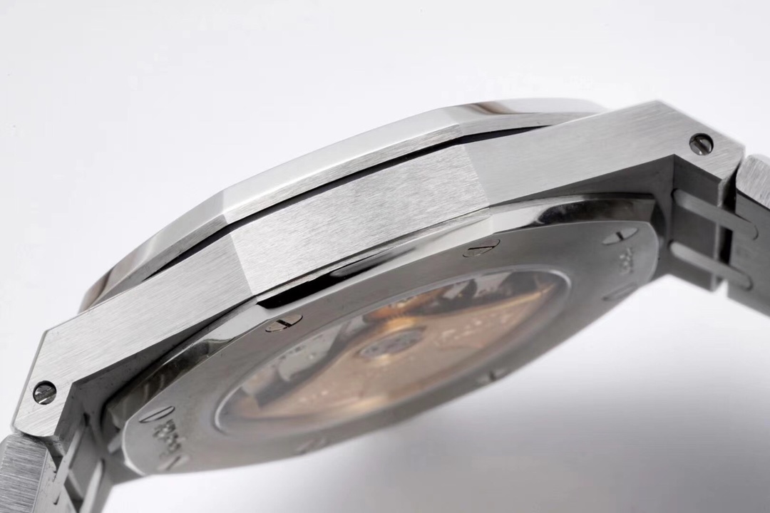 AUDEMARS PIGUET Royal Oak Watch - Stainless Steel Case & Bracelet, Automatic Movement, Date Display, Silver Grid Dial  Diameter 41 mm