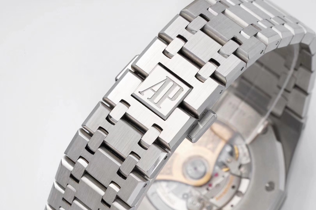 AUDEMARS PIGUET Royal Oak Watch - Stainless Steel Case & Bracelet, Automatic Movement, Date Display, Silver Grid Dial  Diameter 41 mm