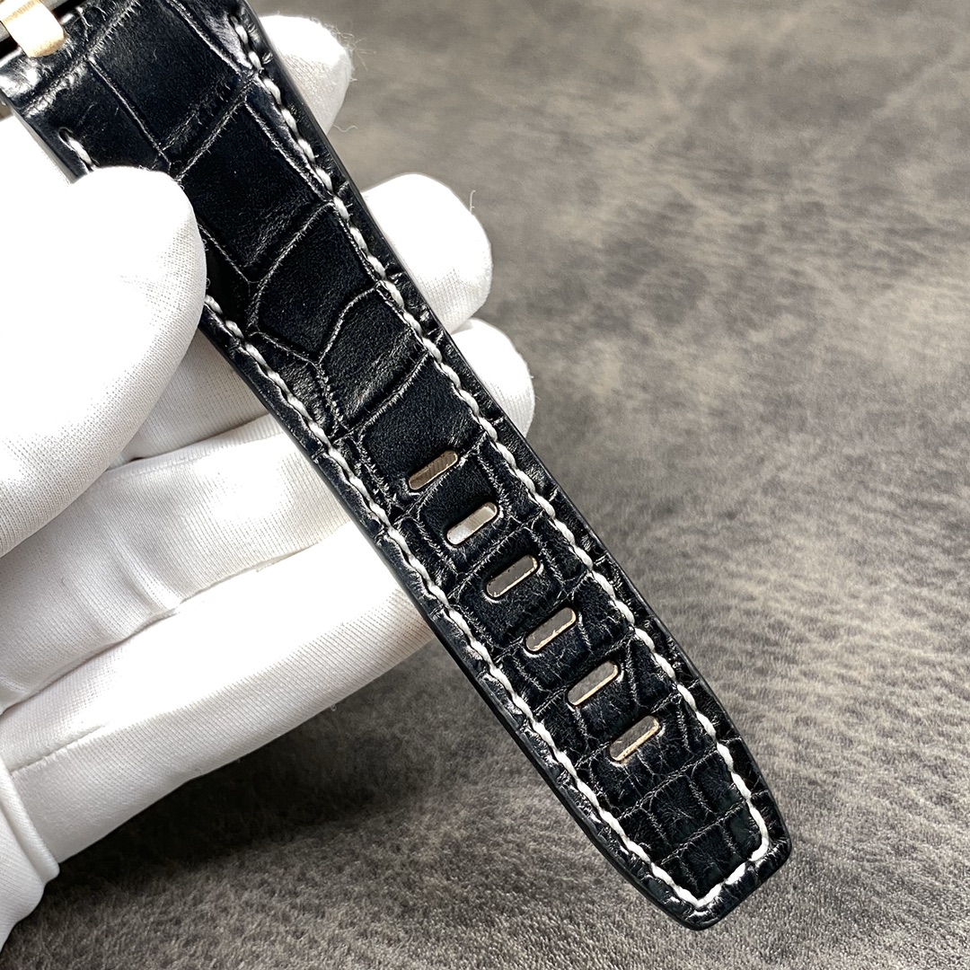 AUDEMARS PIGUET Royal Oak Offshore Dive Watch - 42mm Black Ceramic & 18K Rose Gold Case, Black Grid Dial, Date Display, Black Rubber Strap