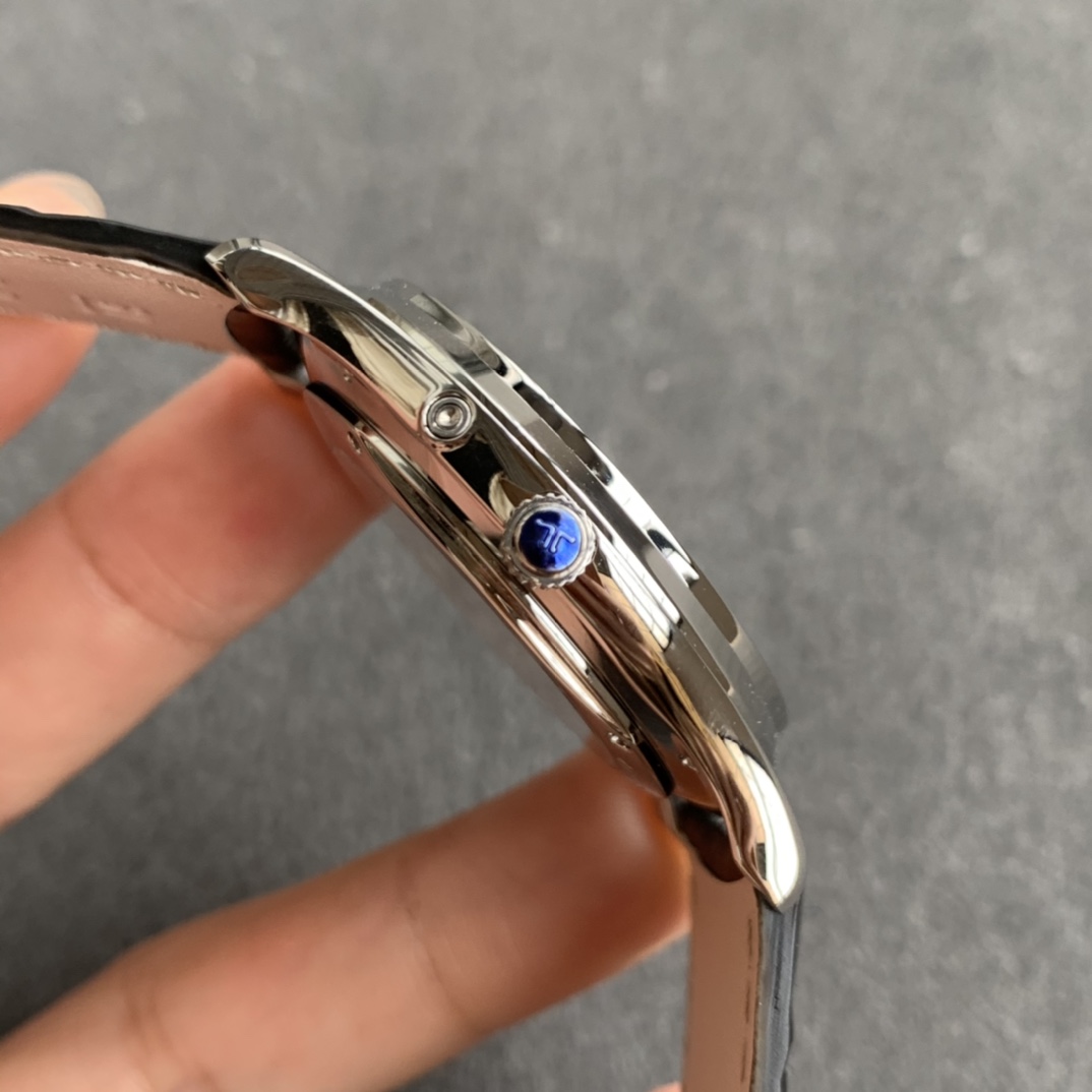 aeger-LeCoultre Master Ultra Thin Moon Phase Dress Watch for Men (Model Q1368420) - 39mm Case Diameter, 9.9mm Thickness