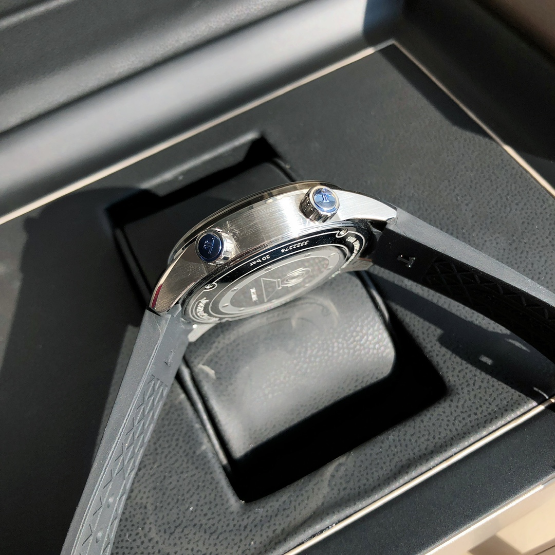 Jaeger-LeCoultre Master Series Men's Automatic Watch - Blue Dial, Stainless Steel Case, Rubber Strap, Date Function